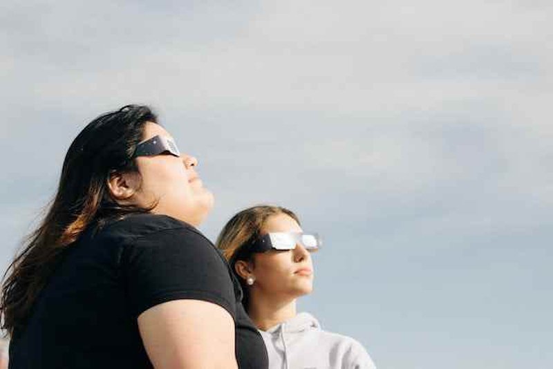 Can you see a solar eclipse with sunglasses? - Dondepiso